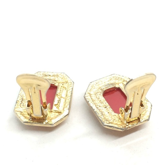 3/$30 VINTAGE GINNIE JOHANSEN RED PLASTIC CLIP ON EARRINGS GOLD TONE RECTANGLE - Picture 14 of 17